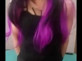 Travesti femboy se le para cuando le entra la verga