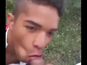 Novinho levando gozada na boca
