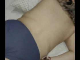 Masturbo a mi hermanastra para que despierte y me abre su culo para sentir mi polla dura