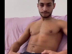 Cara com tesão em casa se alivia batendo uma punheta