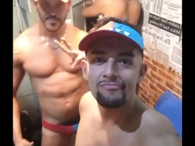 Gogoboys interativos aquecendo antes do show