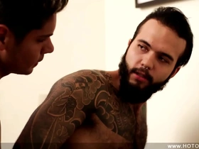 Tatuado gostoso dando pro amigo hétero
