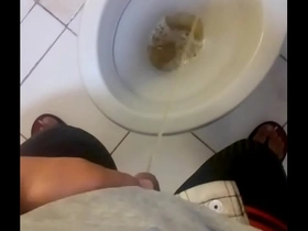 Primeira mijada do dia e de pau sujo