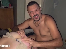 Tirando a virgindade de um macho casado