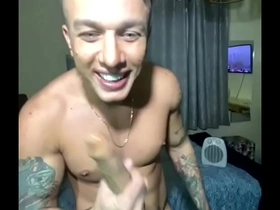 Gostoso mostrando tudo na cam