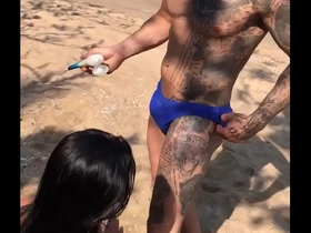 Passando bronzeador no lutador de mma allan guerra gomes chuva de prata na praia