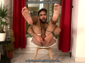 Douglas smith prueba un dildo de dos cabezas