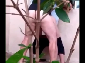 Flagra! macho fodendo o primu no quintal de casa