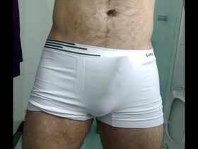 Rola marcada na cueca branca