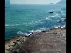 O malhado me fudeu gostoso na praia do abricó.