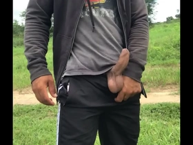 Exibindo o pau peludo no mato